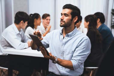 Ofiste çalışan iş arkadaşı ve iş adamlarının geçmişine sahip özgüven ve mutlu gülümseyen iş adamı portresi. Ofis çalışanı takım çalışması ve pozitif iş yeri konsepti. Tedbirli