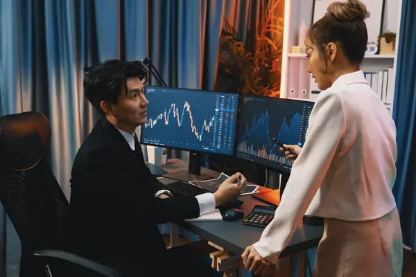 Empresária Asiática Para Discutir Com Gráfico Bolsa Valores Dinâmico Com — Fotografia de Stock