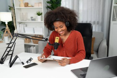 Güzel Afrikalı kadın sunucu kanalı çevrimiçi yayın yoluyla konuşuyor pazarlama öğretiyor, dinleyicileri canlı ya da çevrimiçi. İş yerindeki herhangi bir yer kavramı. Tatlandırıcı.