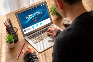 Web sitesi tasarım yazılımı çevrimiçi perakende ticaret ve e-ticaret için model şablonu sağlar