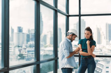 Profesyonel akıllı mimar mühendis takımı inşaat sorunlarını tartışıyor ve çözüyorlar. Mühendis, müdürün gökdelenle çevrili çalışma fikrini paylaşırken not alıyor. İzleme.