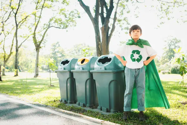 快乐的超级英雄男孩 披风和回收符号促进废物回收 减少和再利用的鼓励 作为下一代生态可持续意识的灯塔 — 图库照片