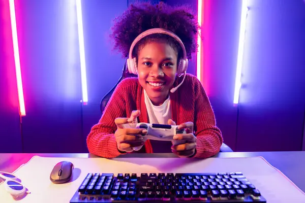 Host Kanal Von Gaming Streamer Afrikanisches Mädchen Spielt Online Spiel — Stockfoto