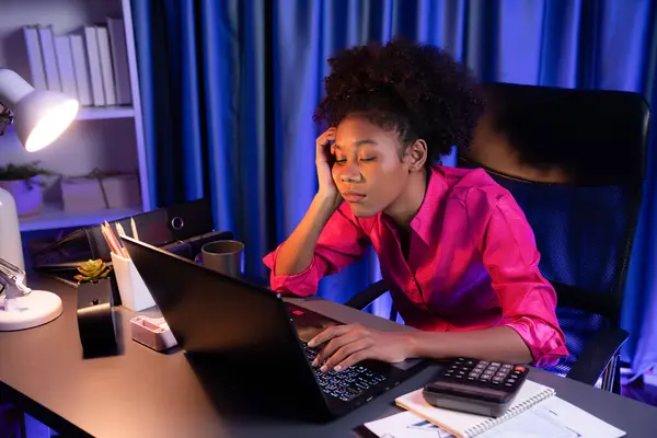 非洲女自由职业者感觉到尝试着用笔记本电脑和固定设备在桌子上小睡片刻 等待着项目继续进行 直到她们在桌子上睡觉 家庭生活的概念 节衣店 — 图库照片