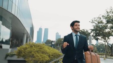 Keyifle dans eden yetenekli beyaz iş adamı soğukkanlılığını koru ve şehir merkezinde yürümeye devam et. Profesyonel menajer terfi ile ilgili iyi haberleri kutlamak için dans ediyor. Sevinçli..