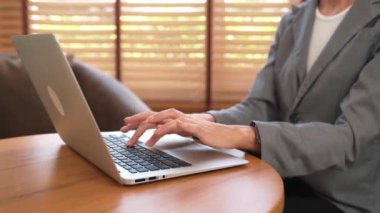 Kadın çağrı merkezi operatörü ya da müşteri hizmetleri çalışanı, müşteriye yardım etmek için kulaklıkla konuşurken çalışma alanı üzerinde çalışıyor. Profesyonel modern iş hizmeti. Blithe