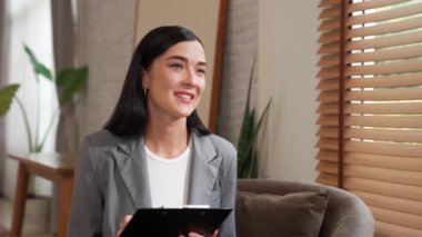 Psikolojik akıl sağlığı danışmanlığı ya da terapi seansındaki genç ve profesyonel bir hastadan akıl hastalığı teşhisi koyarken yardım istemek. Zihinsel tedavi seansı. Blithe