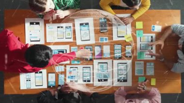 Ux Ui tasarımı için birlikte çalışan yetenekli iş adamlarının üst düzey görüşü. Çeşitli insanlardan oluşan bir grup büyük bir veri tabanı kullanarak küresel iletişim hakkında beyin fırtınası yapıyor ve tartışıyorlar. Cemaat.
