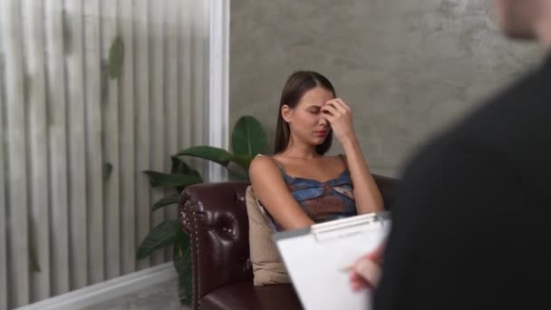 Zranitelný Stresující Mladý Pacient Uvolňuje Emoce Traumatické Události Úzkosti Nebo — Stock video