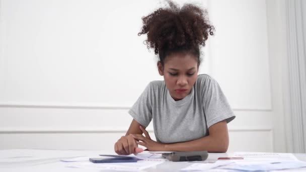 Стрессовая Молодая Женщина Имеет Финансовые Проблемы Задолженностью Кредитным Картам Оплатить — стоковое видео