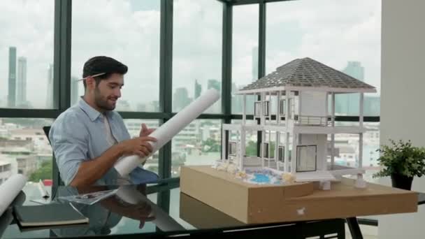 放松专业建筑师工程师或商人的工作 看蓝图 同时坐着 并把腿与现代办公室的房子模型一起放在桌子上 摩天大楼的景观 小道消息 — 图库视频影像