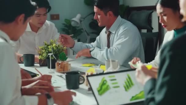 Професійна Команда Розумного Бізнесу Обговорює Використання Чистої Енергії Стійких Інвестицій — стокове відео