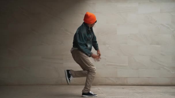 Profesyonel Asyalı Hipster Gri Arka Planda Break Dans Yapıyor Sokak — Stok video