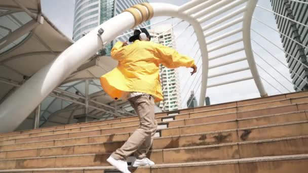 Stílusos Ázsiai Férfi Végre Hip Hop Tánc Alacsony Szögű Kamera — Stock videók