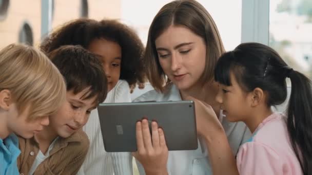 Smart Teacher Holding Tablet Terwijl Open Online Les Voor Groep — Stockvideo