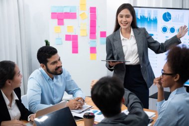 Genç Asyalı iş kadını modern toplantıda TV ekranında veri analizi paneli sunuyor. Bir grup iş adamıyla konferans odasında iş sunumu. Uyum