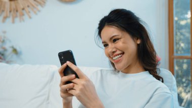 Genç bir kadın internet üzerinden alışveriş yapmak için internet üzerinden internet üzerinden internet üzerinden alışveriş yapıyor. Modern ve konforlu çevrimiçi alımlar güvenli ve uygun alışverişleri sağlar.