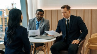 Şehir siluetine bakan süslü ofis, çeşitlilik uzmanlığı iddialı iş genişletme veya stratejik pazarlama tartışmaları. Finansal danışman, danışmanlık sektörü öngörüleri ve fikir verir