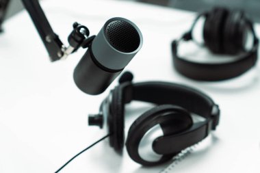 Modern ofis ekipmanları mikrofon ayarları, dizüstü bilgisayar, tablet ve kulaklık boş sunucu kanalı buhar podcast sosyal medya konseptiyle canlı yayında kahveyle hazırlandı. Varsayım.