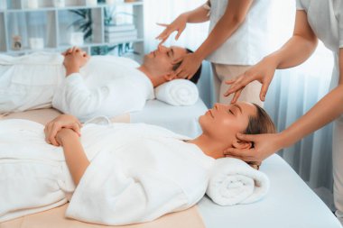 Kafkasyalı çift stres önleyici kafa masajının keyfini çıkarıyor ve lüks otellerde ya da otel spa salonlarında gündüz kaplıcalarında yüz güzelliği eğlencelerini şımartıyor. Sessiz.