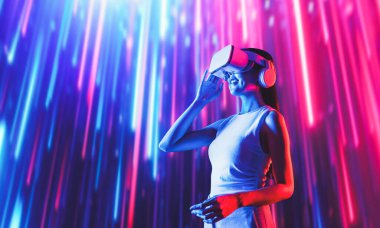 Zeki bir kadın, metaevreni birbirine bağlayan VR kulaklık takan neon ışıklarla çevrili duruyor. Gelecekteki siber uzay topluluğu teknolojisi. Uzaklara bakan zarif bir kadın ve tatmin edici bir şekilde gülümsüyor. Halüsinasyon.