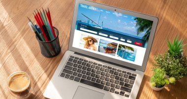 Model arama ve seyahat planlama için internet sitesi uçuş, otel ve tur rezervasyonları için anlaşma ve paket sunuyor