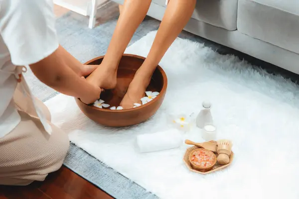Femme Livre Massage Des Pieds Heureux Salon Spa Luxe Tandis — Photo