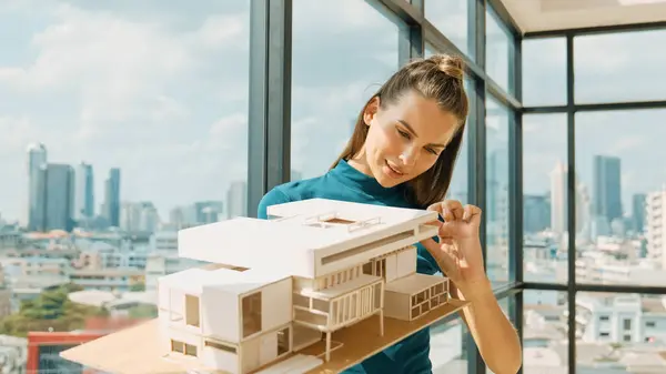 Ung Smart Arkitekt Ingenjör Håller Arkitektonisk Modell Medan Inspektera Hus — Stockfoto