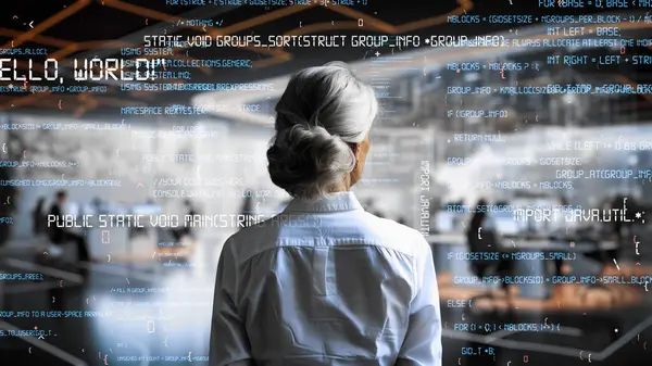 Üst düzey kadın programcı yapay zeka güdümlü pazarlama çözümleri için LISP Açık Robot Hologramı aracılığıyla yazılım analiz ediliyor.