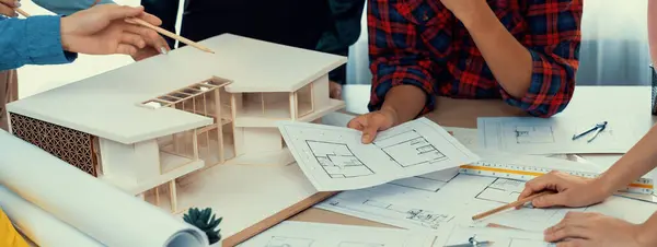 Mimari Takım Analizi Modeli Plan Mimari Ekipmanlarla Toplantı Masasında Inşaatı — Stok fotoğraf