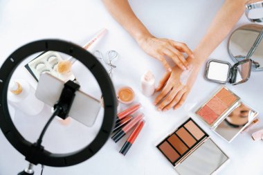 Güzellik blogcusunun ya da nüfuzlu kişinin üst görünümü çevrimiçi canlı yayın platformunda sosyal medya pazarlamasını ya da öğretim elemanlarını görüntüler.