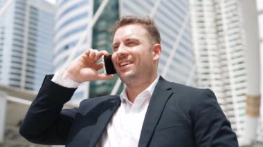 Zeki Kafkas işadamı, şehir merkezinde dururken iş arkadaşını mali strateji planlaması için arıyor. Proje yöneticisi pazarlama ekibiyle iletişim kurmak için cep telefonunu kullanıyor. Yaşam tarzı. Urbane.