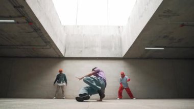 Bir grup havalı hipster birlikte dans ediyorlar. Mutlu break dansçılar, çok kültürlü arkadaşlarıyla dans ederek hip hop müziğinin keyfini çıkarırlar. Açık hava sporu 2024. Yumuşak bir şekilde..