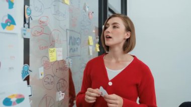 Liderlik eden genç ve güzel iş kadınının yakın çekimi, yaratıcılık toplantısı sırasında rockçı çıkartmasını sunar. Amaç, amaç, amaç ve cam üzerinde roket uçuşu. Tertemiz..