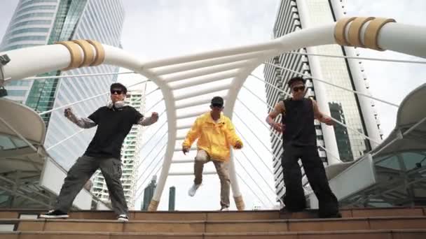 Grupo Hipsters Divertidos Multiculturales Practican Pasos Baile Callejero Juntos Equipo — Vídeo de stock