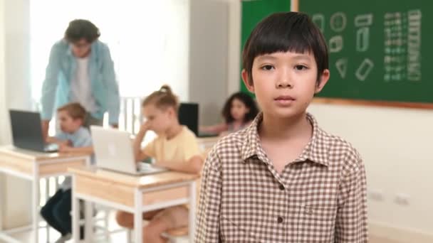 Азиатский Мальчик Смотрит Камеру Размахивая Руками Стоя Доске Опытное Детское — стоковое видео