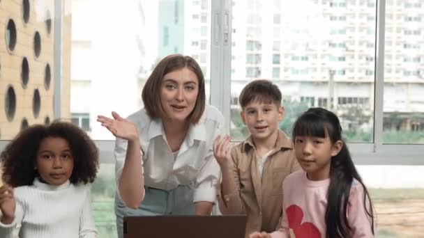 Professor Caucasiano Feliz Crianças Multiétnicas Acenando Mãos Para Câmera Uniforme — Vídeo de Stock