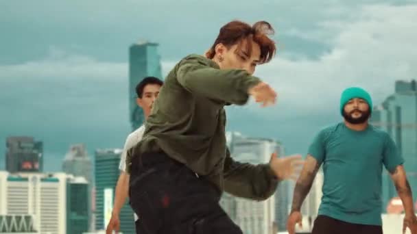 Professionell Asiatisk Streetdansare Praktiserar Boy Dance Medan Mångkulturella Vänner Taket — Stockvideo