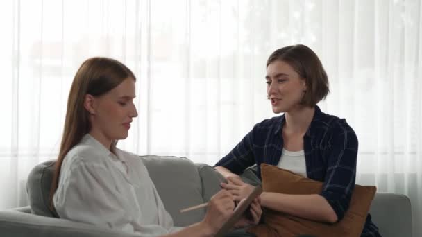 Paciente Feliz Psicólogo Trocando Conversa Saúde Mental Clínica Com Emoção — Vídeo de Stock