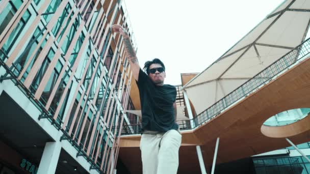 Молодой Латиноамериканец Танцует Перед Камерой Камерой Низкого Угла Профессиональный Энтузиазм — стоковое видео
