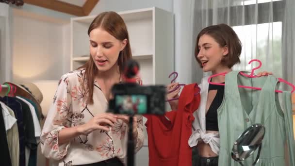 两名女性影响者拍摄直播Vlog视频评论服装的社交媒体或博客 快乐少女与服装工作室照明营销录音会议在线广播 — 图库视频影像