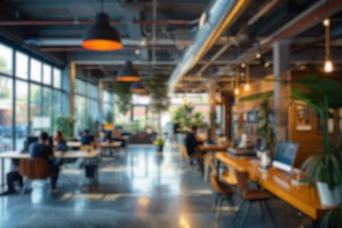 İnsanlarla ve kapalı alan bitkileriyle dolu canlı ve modern bir çalışma alanının odaklanmış görüntüsü. Saygıdeğer.