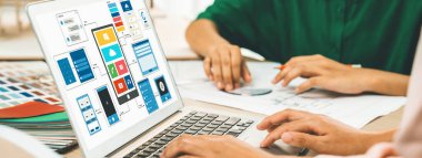 İç mimari ekibinin kırpılmış resmi, mobil uygulama ve web sitesi için UI ve UX tasarımları görüntülenirken renk örnekleri kullanarak renk sunar. Yaratıcı tasarım ve iş konsepti. Değiştirilmiş.