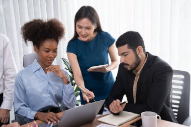 Mutlu iş adamları birlikte çalışır, şirket ofisinde tartışırlar. Profesyonel ve çeşitlilik takım çalışması iş planını bilgisayarda tartışır. Modern çok kültürlü ofis çalışanı. Uyum