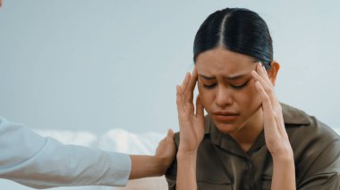 Destekleyici ve rahatlatıcı eller depresif hastayı neşelendiriyor ya da empati kurarak stres yapıyor. Psikolog, Vivancy Kliniği 'nde stresli ve üzgün bir hastaya güven veriyor..