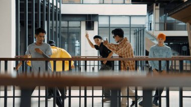 Modern koridorda dans eden çok kültürlü hipster grubu. Çekici break dans takımı hip-hop müziğine taşınırken mutlu ve neşeli. Aktif. Sitenin görüntüsü. Açık hava sporu 2024. ÇalışmaComment.