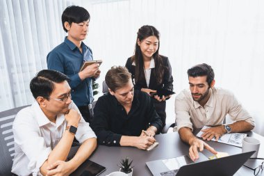 Bir grup farklı ofis çalışanı şirket ofis odasında stratejik iş pazarlama planlamasında birlikte çalışıyor. İş yeri konseptinde pozitif takım çalışması. Tedbirli