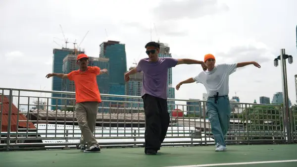 Grupo Dançarino Break Qualificado Executar Passo Hip Hop Juntos Telhado — Fotografia de Stock