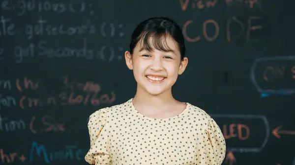 Nettes Glückliches Mädchen Lächelt Die Kamera Während Der Tafel Steht — Stockfoto