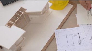 Müşteri denetimi ile yavaş çekim iç mimar taslağı hazırlamak ve ev dekorasyonunu müşteri talebine göre düzenlemek. Mimari müşteri hizmetleri. Filizlenen